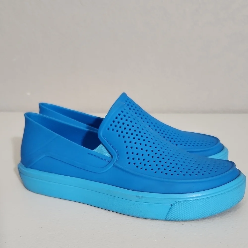 Crocs Iconic Comfort Shoes Size 1 Kids Water Shoes Blue Slip On Beach